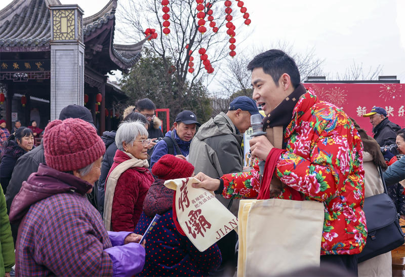 6n9a3630-1 拷贝1300《蒋坝年猪宴互动现场》发洪论.jpg